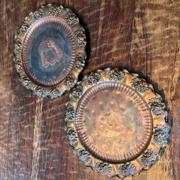 Two Antique Embossed Solid Copper Plates Retro Daisy Pattern - Picture 4 of 10